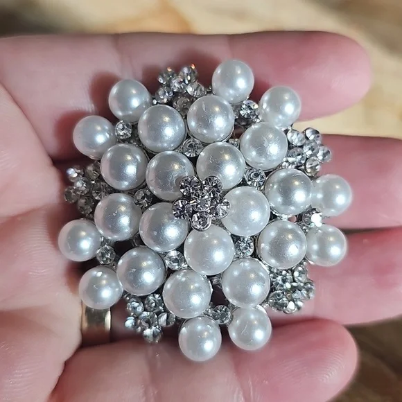 Elegant Imitation Pearl Floral Crystal Flower Brooch With Rhinestones - Picture 3 of 3